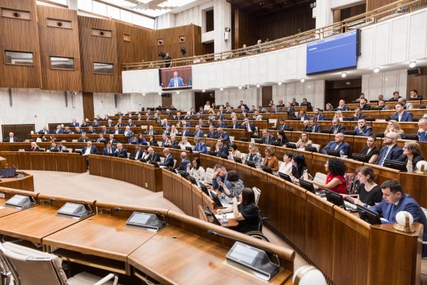 Poslanci odmietli uznesenie o odsúdení raketových útokov na Ukrajine
