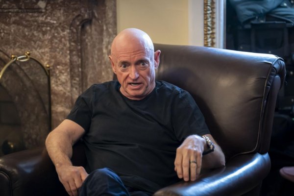 Musk nazval zradcom arizonského senátora Kellyho, ktorý navštívil Ukrajinu