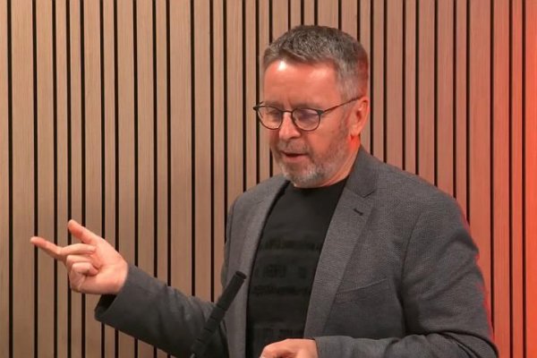 Mikloš u Braňa Závodského: Vláda zbabrala energopomoc, bohatí opäť dostanú dotácie na vykurovanie bazénov