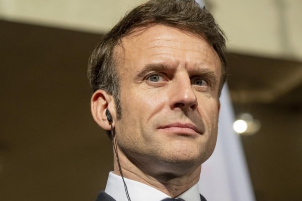 Macron čelí kritike za udelenie Radu Čestnej légie Jeffovi Bezosovi