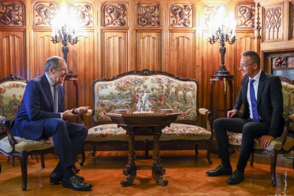 Investigatívne médiá odhalili ďalšie rozhovory šéfov diplomacií Ruska a Maďarska