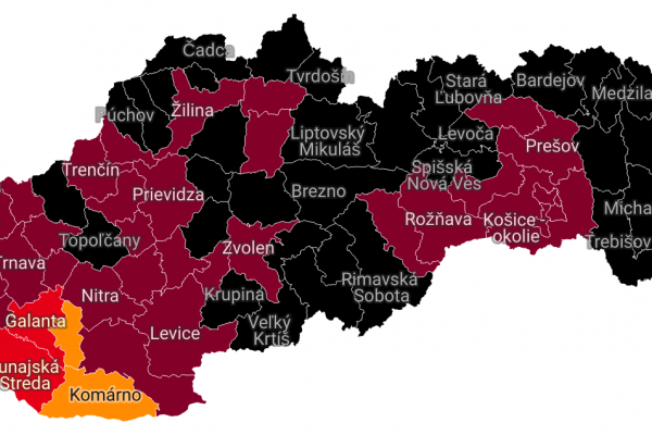 Od dnes je 36 okresov v čiernej farbe, v oranžovej sú už len dva