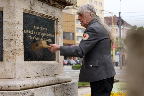 Výtvarníka Petra Kalmusa budú súdiť za zničenie nápisu „Sláva ruským zbraniam“