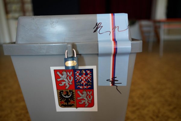 V Česku sa otvorili volebné miestnosti, o priazeň voličov sa uchádza 26 strán