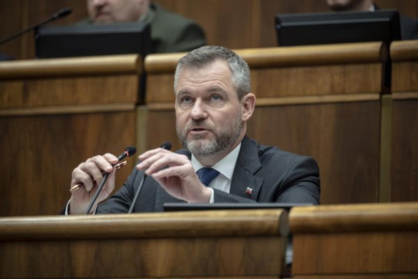 Je Peter Pellegrini v role Angeliky uveriteľný?