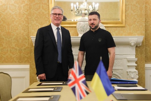 Zelenskyj a Starmer telefonovali o pomoci Ukrajine a schôdzke koalície ochotných