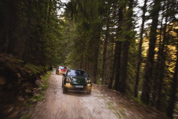 Cayenne verzus Macan: Ktoré Porsche je skutočným kráľom bulharských hôr?