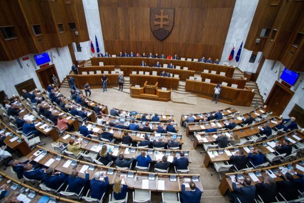 Parlament definitívne schválil zvýšenie platov zdravotníkov