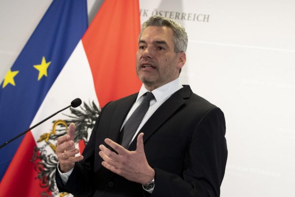 Rakúsky kancelár k diskusii o vstupe do NATO: Ostaneme neutrálni