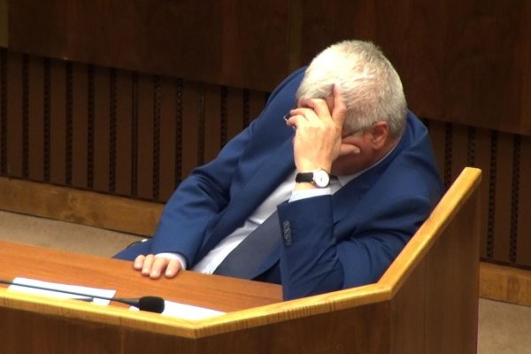 Stromčekove prešľapy majú napraviť poslanci