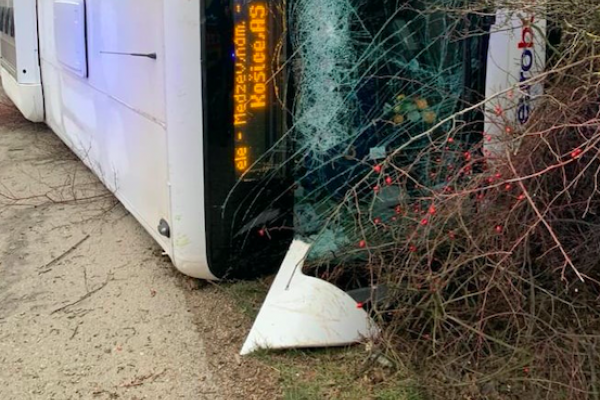 Polícia vyšetruje nehodu autobusu v Jasove