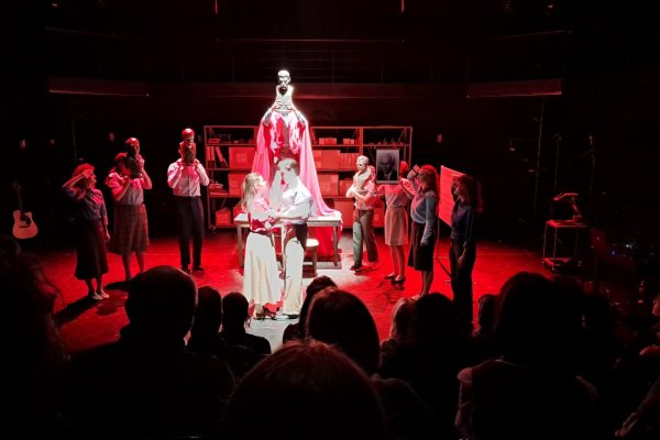 Bábkoherci a Súdruh disident