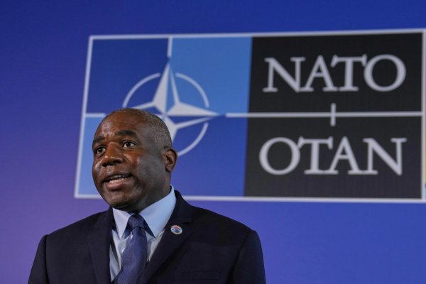 Británia obnoví diplomatické vzťahy so Sýriou, uviedol Lammy