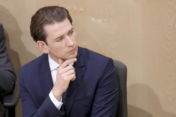 Kurz skončil. Parlament vyjadril nedôveru vláde rakúskeho kancelára