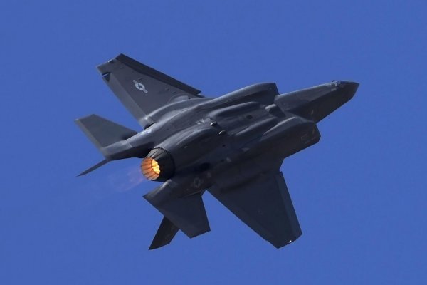 USA ponúkli leteckú a spravodajskú podporu povojnovým silám na Ukrajine, informoval Financial Times