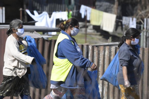 Sociálny epidemiológ Belák: Vyššia imunita Rómov voči koronavírusu je mýtus