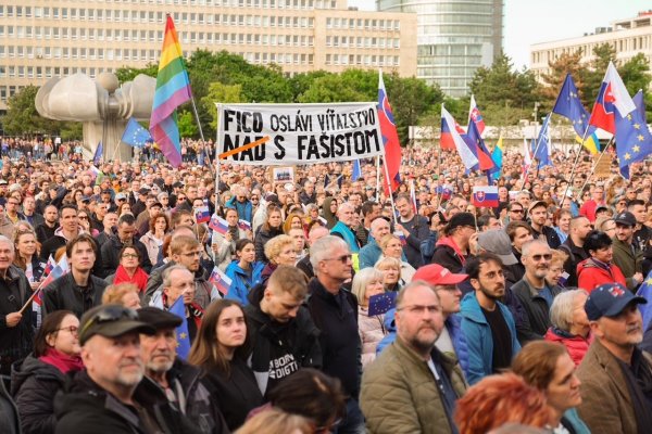 Fico v Moskve, v Bratislave ľudia naďalej protestujú