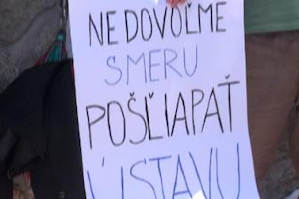 Demonštranti odkázali "Smerákom", aby nevolili generálneho prokurátora