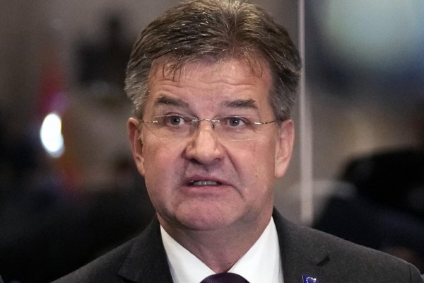 SNS vyzýva premiéra, aby ukončil spoluprácu s M. Lajčákom