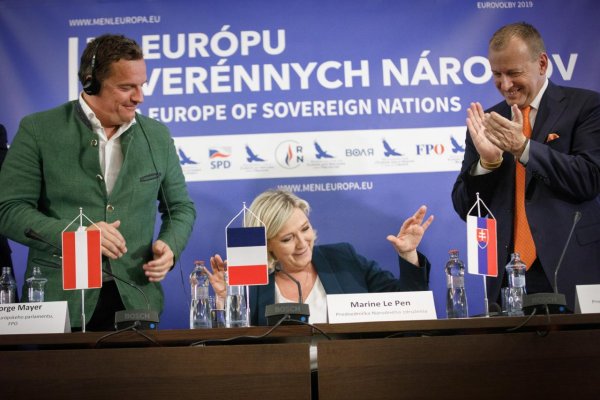 Le Pen spravila v Estónsku údajné neonacistické gesto. Vraj o jeho význame netušila