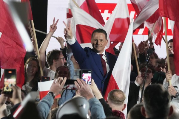 Poľsko má dnes kľúčové prezidentské voľby. Čo všetko je v stávke?