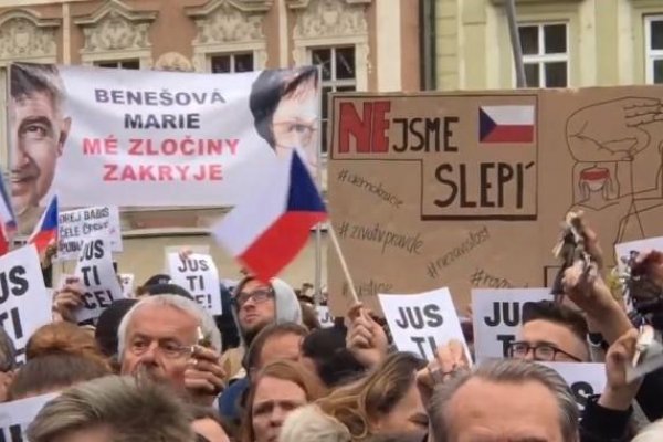 Nie sme slepí! Skandovali demonštranti proti Babišovým zmenám v spravodlivosti