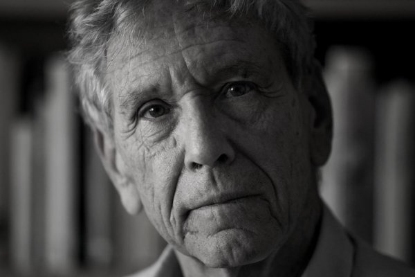 Zomrel spisovateľ Amos Oz