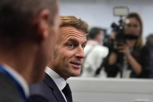 Macron: Rusko zradí svoje sľuby a vráti sa, ak Ukrajina zníži svoju armádu