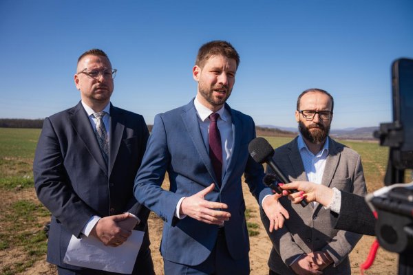 PS: Kým fabriky na Slovensku končia a prepúšťajú, Fico rieši mimovládky a počet pohlaví