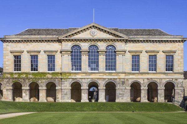 Krachujúce britské univerzity hľadajú lacnejšie modely