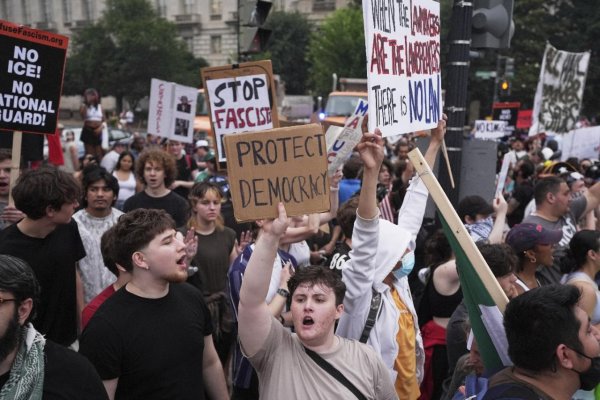 V USA prebiehali protesty proti Trumpovi pred plánovanou vojenskou prehliadkou