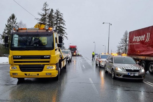 Autodopravcovia protestujú na hraničnom priechode vo Vyšnom Komárniku 