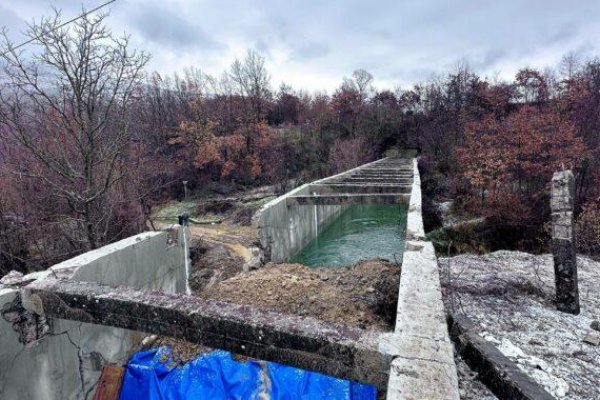 Kosovo: Pre útok na kanál zatkli viacerých ľudí, prevádzku čiastočne obnovili