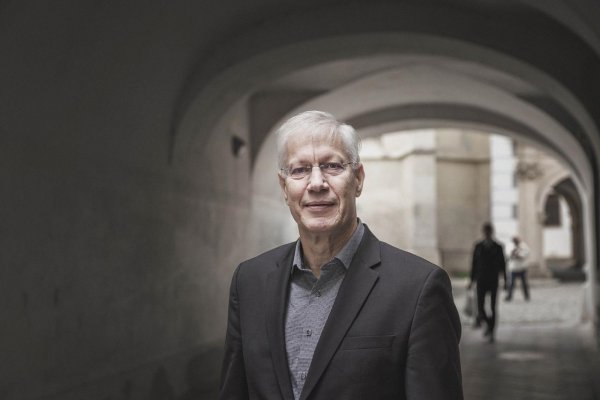 Spisovateľ a aktivista Yaron Brook: Marx prispôsobil rajskú záhradu modernej spoločnosti