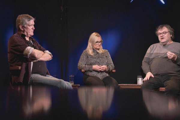 Odomykáme: Hríb, Mojžiš a Gálisová o tom, ako sociálne siete svet rozkývali, ale čítanie z papiera ho vie ukotviť