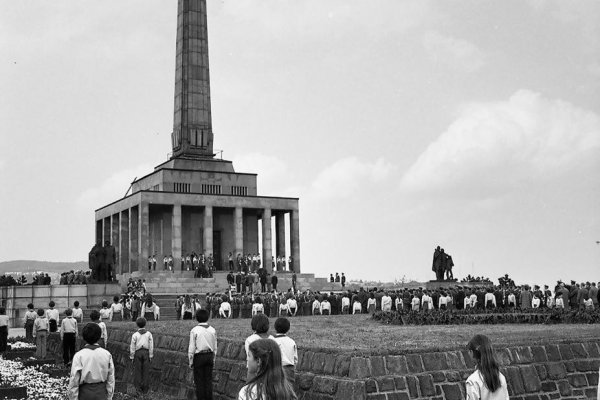Esej: História druhej svetovej vojny sa znova prekrúca, poučenie sa znemožňuje. Hrozba novej vojny rastie