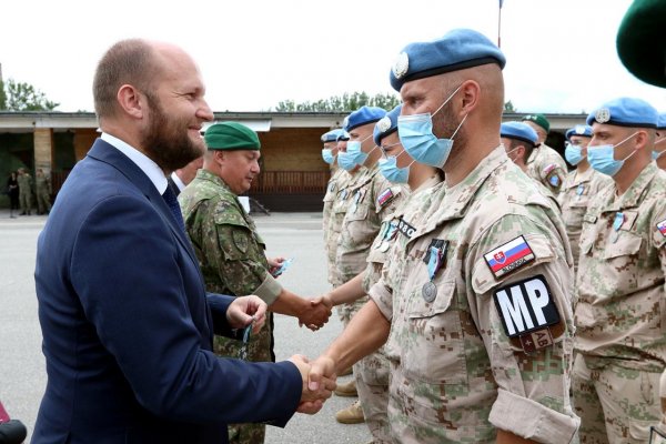 Vojenské hodnosti viac nebudú môcť získavať verejní funkcionári