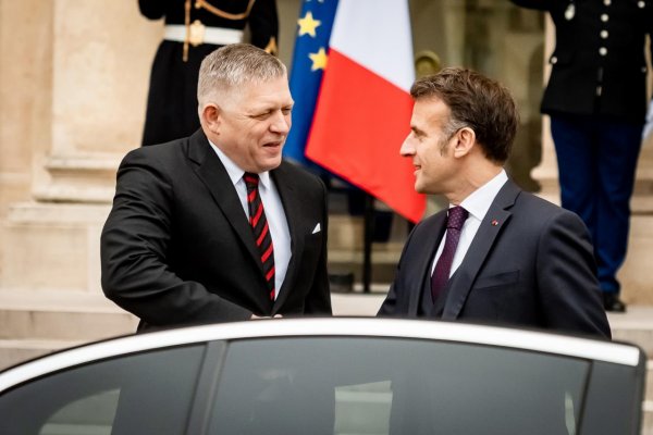 Fico sa stretol s Macronom, rokovali o jadrovej energetike aj obrane