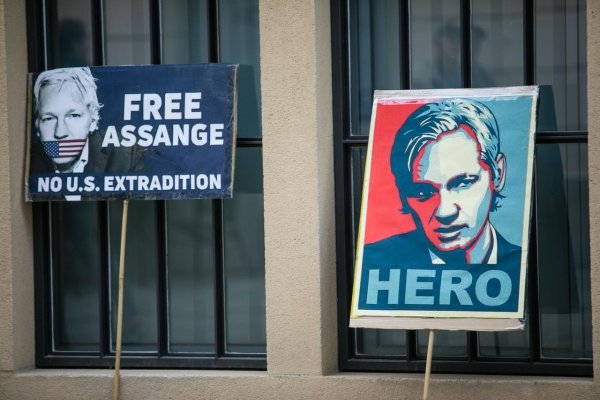 Londýnsky súd vydal oficiálny príkaz na vydanie Assangea do USA 