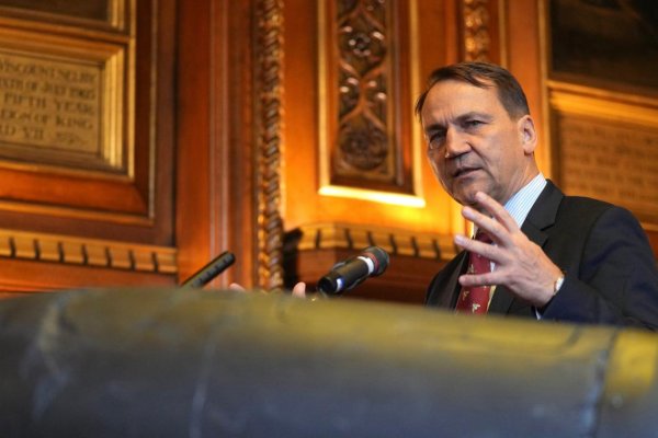 Sikorski: Útok na železnicu v Poľsku bol terorizmus, cieľom boli obete na životoch