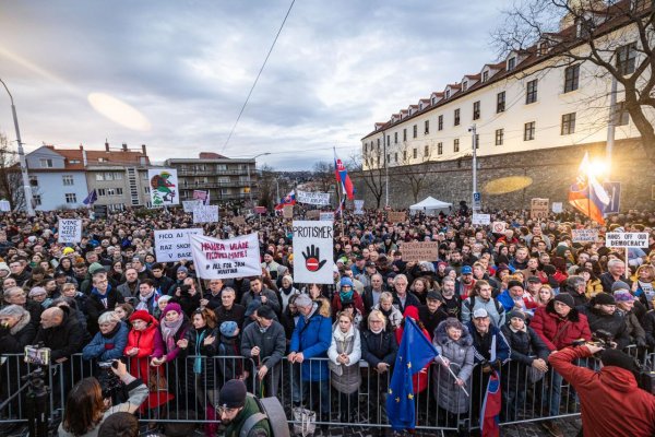 Tisíce ľudí prišli protestovať proti krokom vlády pred budovu parlamentu