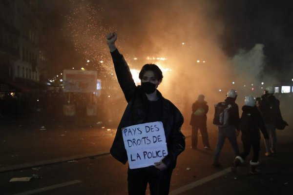 Na protestoch proti policajnému násiliu zadržali vo Francúzsku 81 ľudí