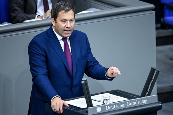 Transatlantické partnerstvo sa rozpadáva, upozornil nemecký vicekancelár Klingbeil