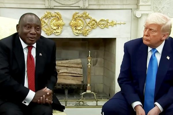 Trump dokazoval prezidentovi JAR vraždenie belochov, video však bolo z Konga