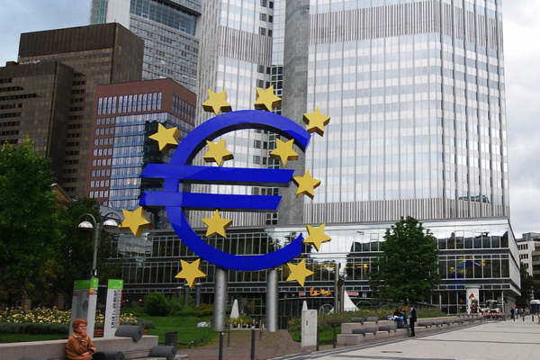 Vyššie sadzby prichádzajú aj do Európy. ECB v septembri plánuje prudký nárast