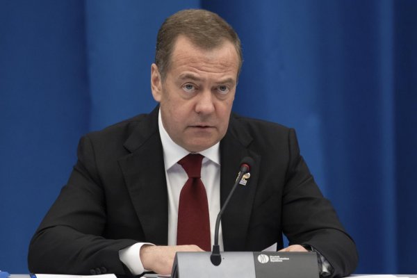Medvedev: Západ vedie vojnu proti Rusku, Moskva by mala odpovedať