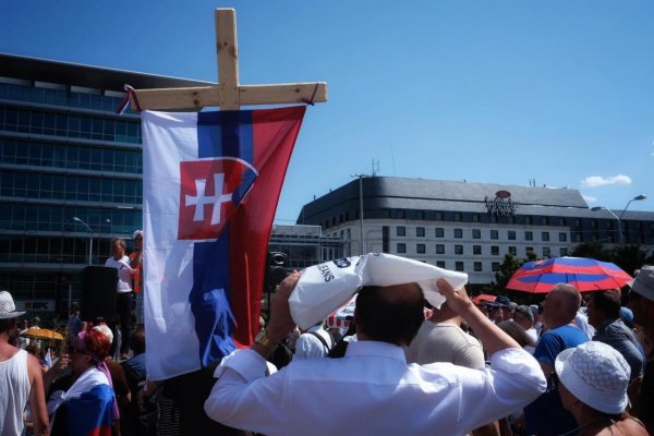 Protest pri Prezidentskom paláci pokračuje, polícia prijala opatrenia