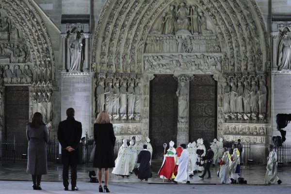 Parížsky arcibiskup oficiálne znovuotvoril katedrálu Notre-Dame