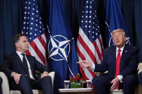 Trump s generálnym tajomníkom NATO Markom Ruttem vytvoril rámec budúcej dohody týkajúcej sa Grónska
