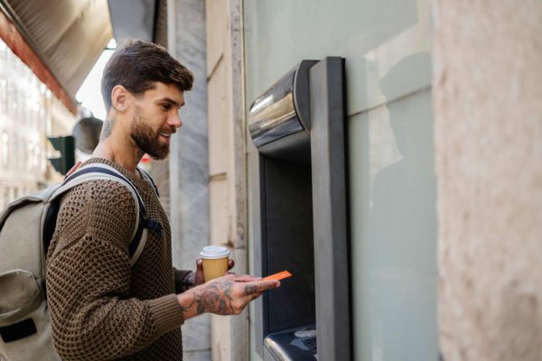 Bezpečné financie na dovolenke. Sedem tipov, ako si na cestách chrániť peniaze aj údaje